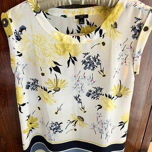 Ann Taylor Small Petite flowery top - perfect for spring 🌼